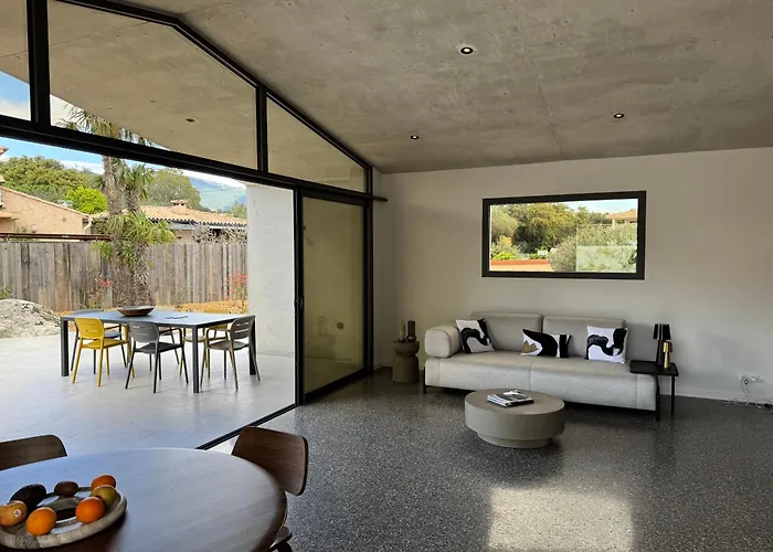 فيلة La Petite Maison Corse